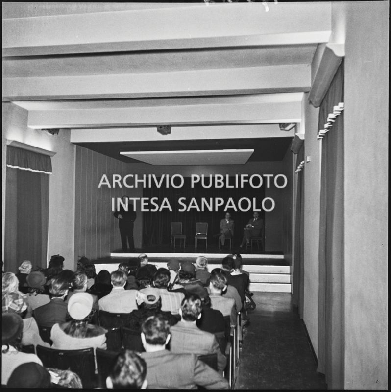 Sala con pubblico e relatori al convegno organizzato presso il Centro culturale Pirelli<br>196274