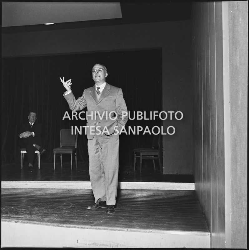 Intervento di un relatore al convegno organizzato presso il Centro culturale Pirelli<br>196276