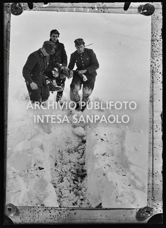 I soccorritori aiutano un superstite della valanga di neve<br>196586