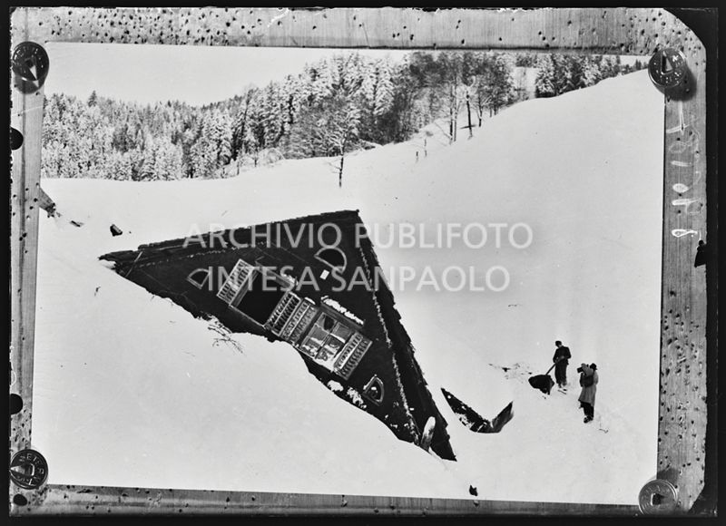 Abitazione travolta da una valanga di neve<br>196587