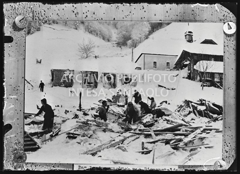Uomini e donne rovistano tra le macerie dopo una valanga di neve a Riemenstalden<br>196587 bis