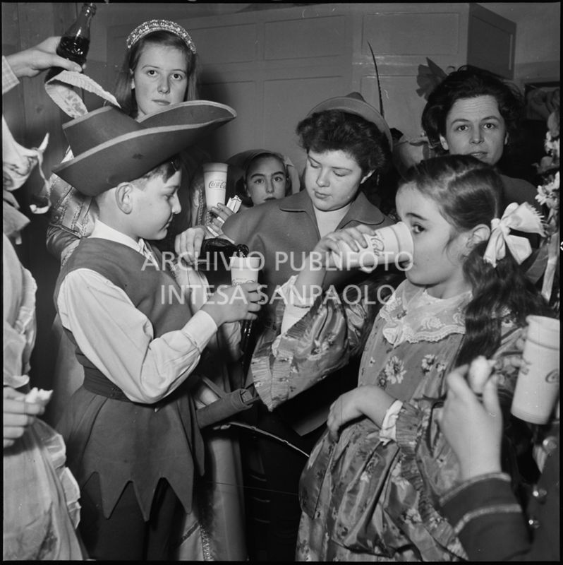 Bambini in maschera bevono Coca-Cola durante una festa di carnevale<br>201364