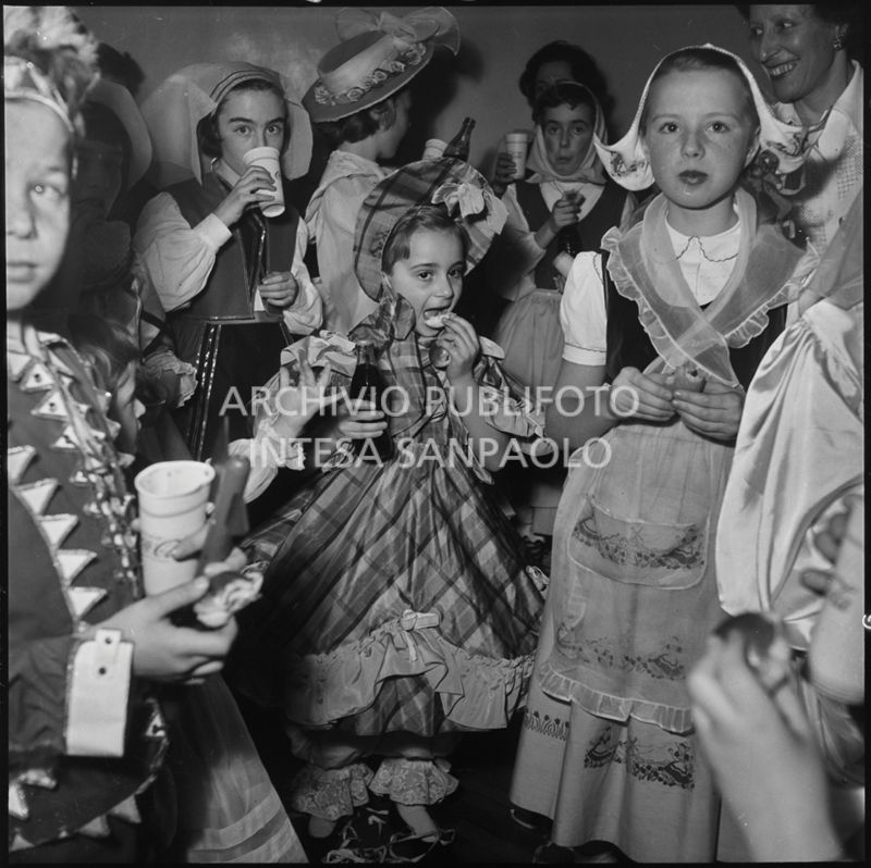 Bambini in maschera bevono Coca-Cola durante una festa di carnevale<br>201366