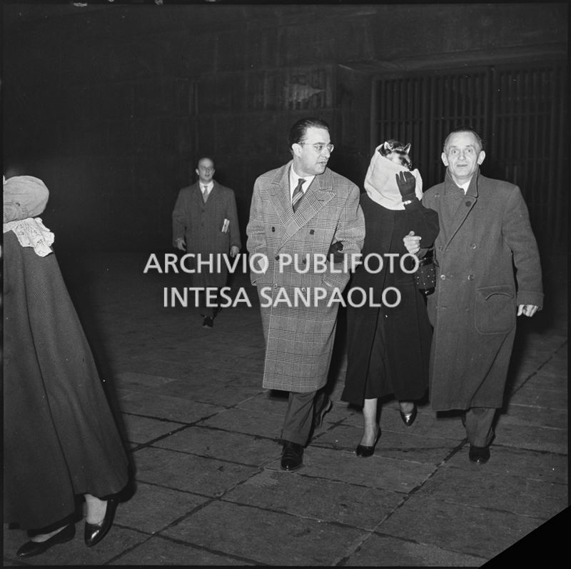 Una delle due sorelle Spinelli si copre il volto mentre esce dal Tribunale di Milano<br>201659