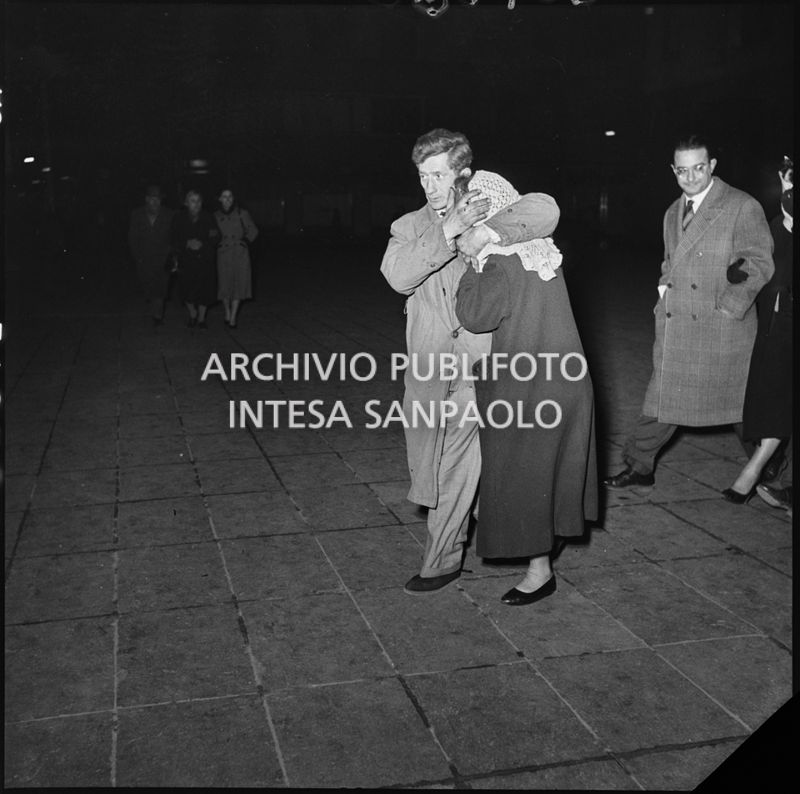 Una delle due sorelle Spinelli si copre il volto mentre esce dal Tribunale di Milano<br>201660