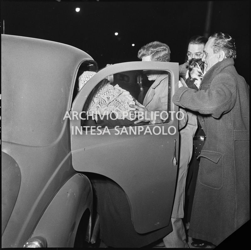 Franca e Edvige Spinelli salgono su un'automobile all'uscita dal Tribunale di Milano coprendosi il volto<br>201663