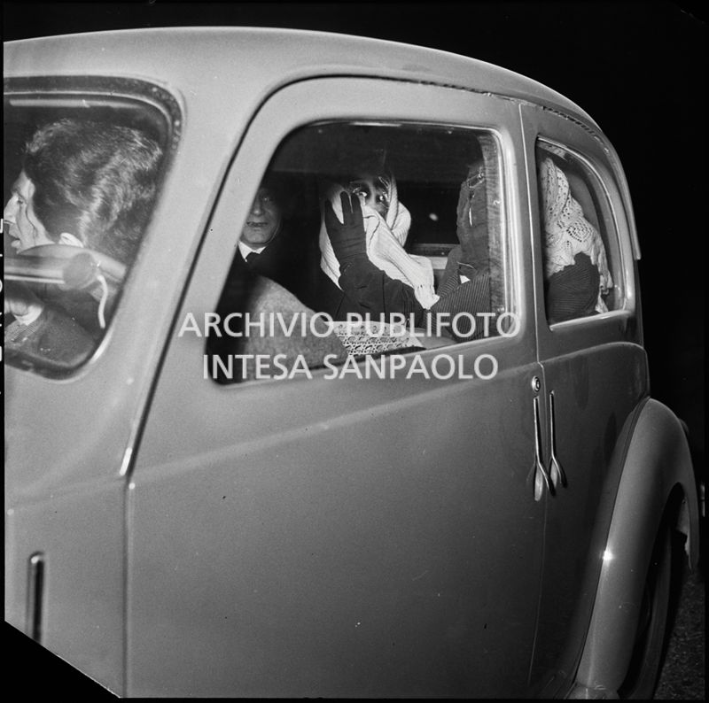 Franca e Edvige Spinelli a bordo di un'automobile si coprono il volto all'uscita dal Tribunale di Milano<br>201666