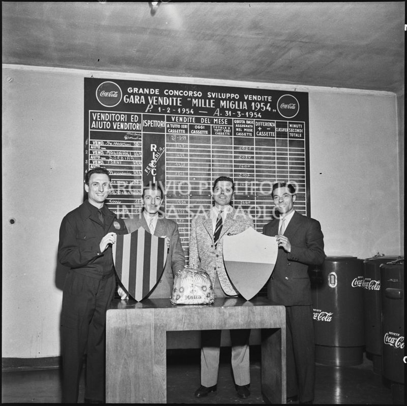 Foto di gruppo in occasione della gara vendite "Mille Miglia 1954" della Coca-Cola<br>210713