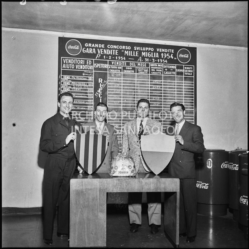 Foto di gruppo in occasione della gara vendite "Mille Miglia 1954" della Coca-Cola<br>210714