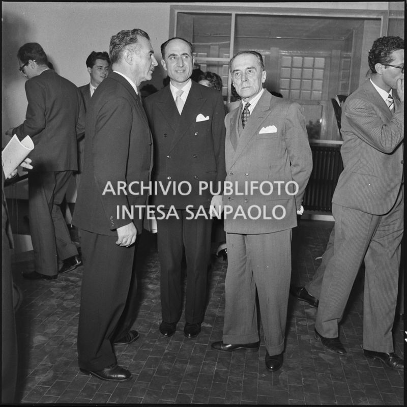 L'alto commissario aggiunto per l'igiene e la sanità pubblica Beniamino De Maria (al centro) in compagnia di due uomini in occasione dell'inaugurazione dell'Istituto Vaccinologo Antitubercolare in via Clericetti a Milano<br>215636