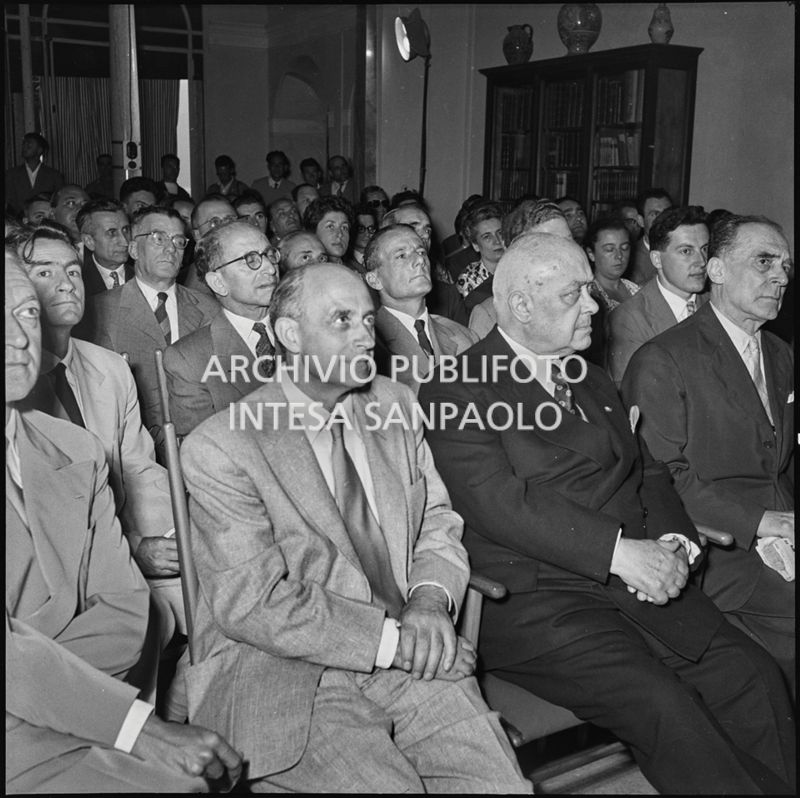 Pubblico all'inaugurazione della seconda edizione del Corso Internazionale di Fisica svoltosi a Villa Monastero a Varenna. Visibili in prima fila il professor Bernardo Rossi (primo da sinistra) e Eugenio Rossano (terzo da sinistra), in seconda fila il professor Gilberto Bernardini (primo da sinistra)<br>221846