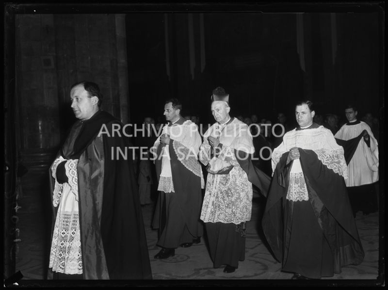 Il vicario capitolare di Milano Domenico Bernareggi nel Duomo di Milano in occasione della presa di possesso della diocesi milanese a nome dell'arcivescovo Giovanni Montini<br>240216