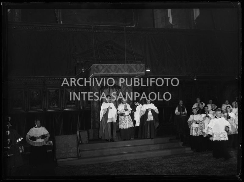 Il vicario capitolare di Milano Domenico Bernareggi nel Duomo di Milano in occasione della presa di possesso della diocesi milanese a nome dell'arcivescovo Giovanni Montini<br>240219