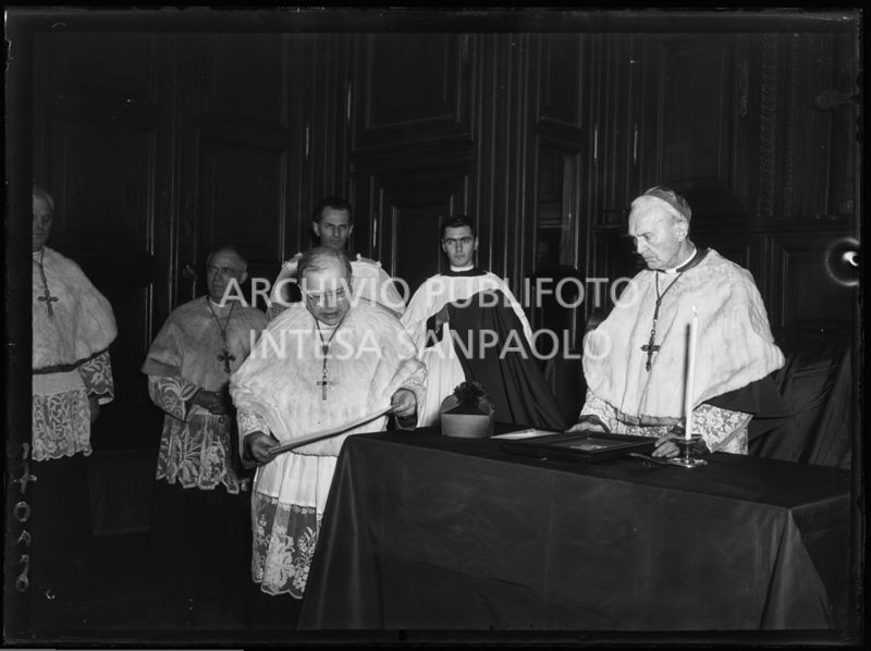 Il vicario capitolare di Milano Domenico Bernareggi nel Duomo di Milano in occasione della presa di possesso della diocesi milanese a nome dell'arcivescovo Giovanni Montini<br>240220