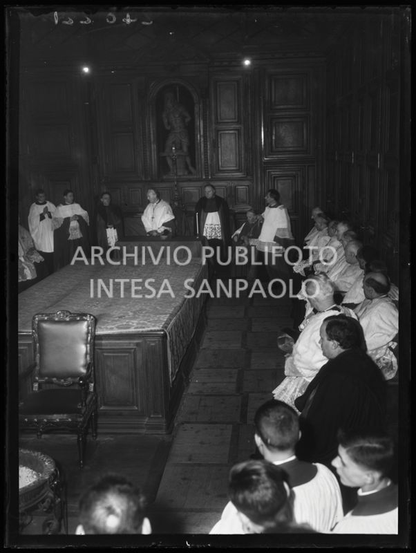 Il vicario capitolare di Milano Domenico Bernareggi nella sagrestia del Duomo di Milano in occasione della presa di possesso della diocesi milanese a nome dell'arcivescovo Giovanni Montini<br>240221