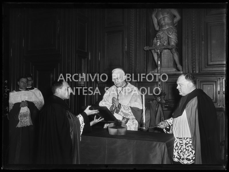 Il vicario capitolare di Milano Domenico Bernareggi nella sagrestia del Duomo di Milano in occasione della presa di possesso della diocesi milanese a nome dell'arcivescovo Giovanni Montini<br>240222