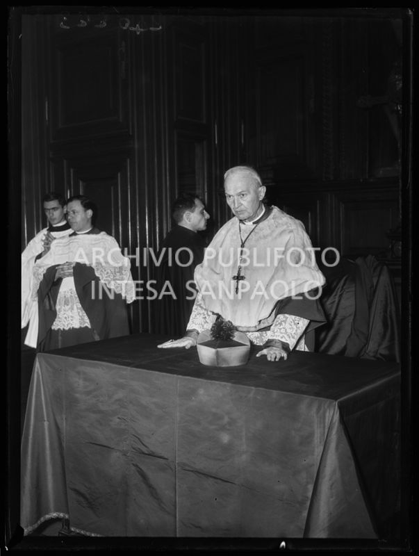Il vicario capitolare di Milano Domenico Bernareggi nella sagrestia del Duomo di Milano in occasione della presa di possesso della diocesi milanese a nome dell'arcivescovo Giovanni Montini<br>240223