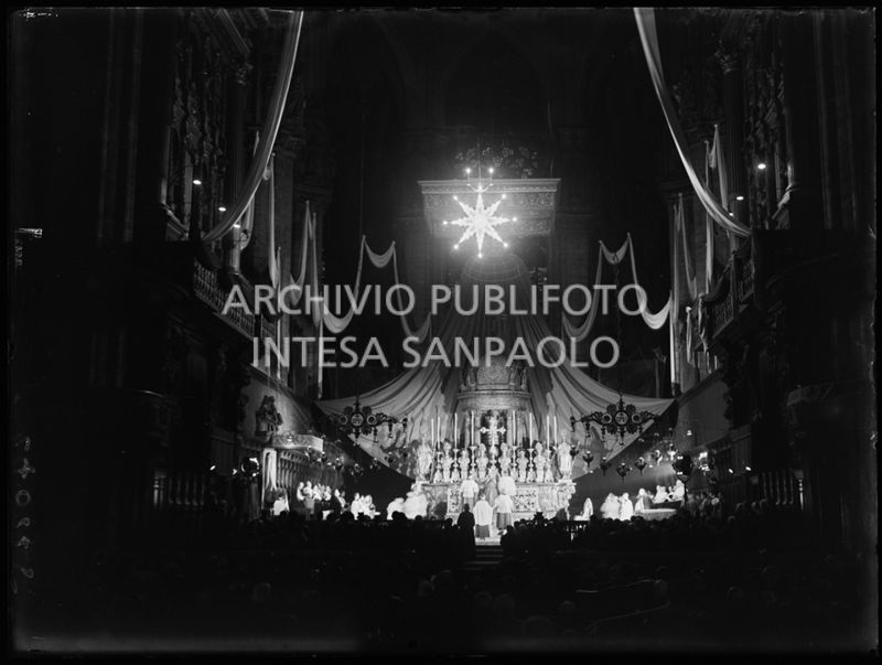 L'altare del Duomo di Milano addobbato in occasione della presa di possesso della diocesi milanese da parte del vicario capitolare di Milano Domenico Bernareggi a nome dell'arcivescovo Giovanni Montini<br>240225