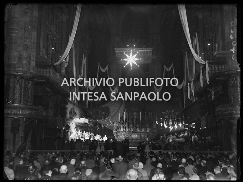 L'altare del Duomo di Milano addobbato in occasione della presa di possesso della diocesi milanese da parte del vicario capitolare di Milano Domenico Bernareggi a nome dell'arcivescovo Giovanni Montini<br>240226