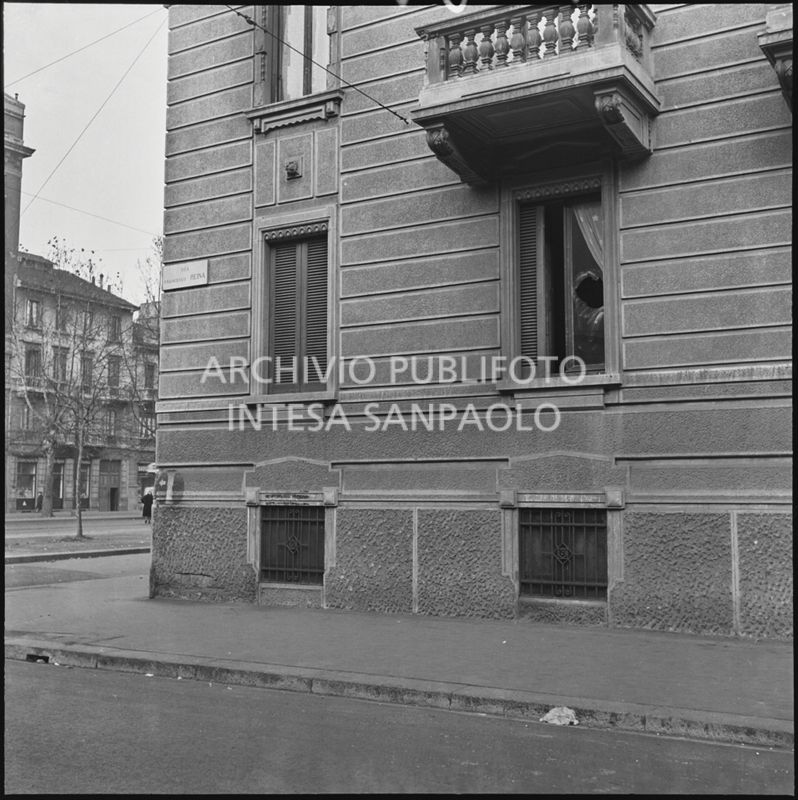 Finestra rotta di una casa all'angolo tra via Francesco Reina e viale Campania a Milano a seguito di un furto<br>240355