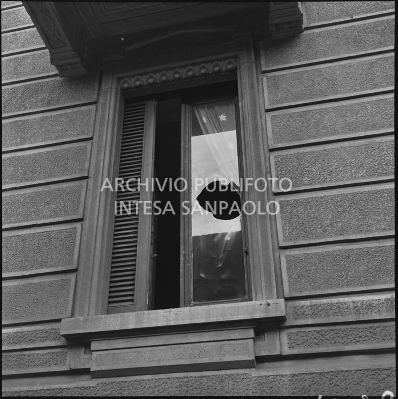 Finestra rotta di una casa all'angolo tra via Francesco Reina e viale Campania a Milano a seguito di un furto<br>240358