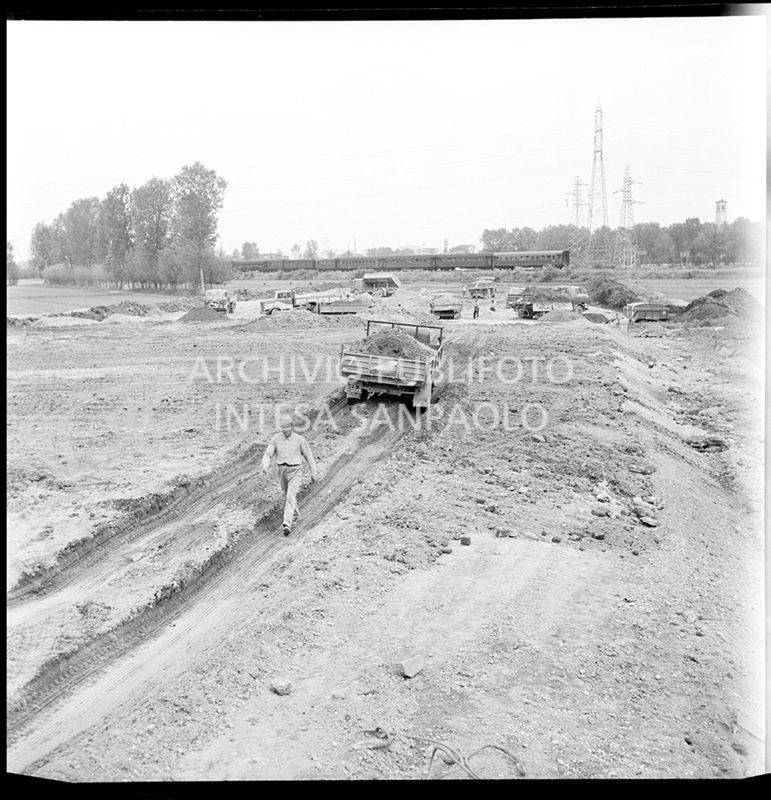 Cantiere di costruzione dell'autostrada del Sole nei pressi di San Donato Milanese<br>383206