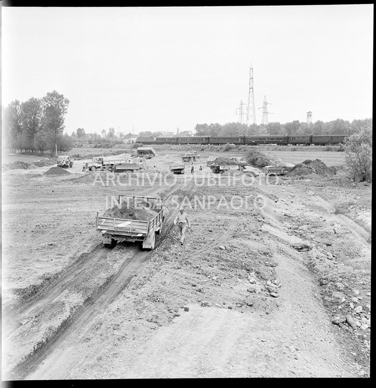 Cantiere di costruzione dell'autostrada del Sole nei pressi di San Donato Milanese<br>383207