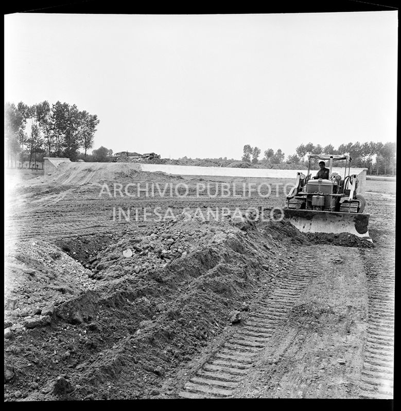 Cantiere di costruzione dell'autostrada del Sole nei pressi di San Donato Milanese<br>383209