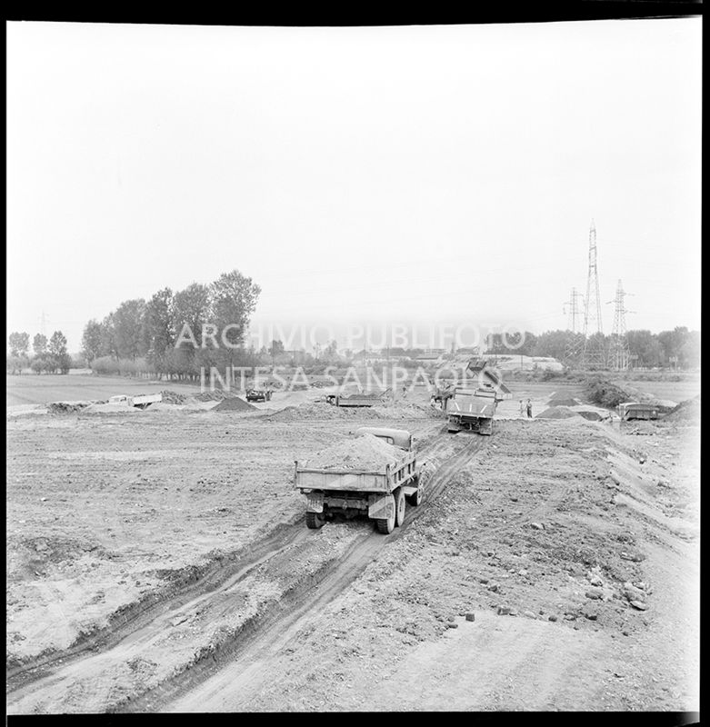 Cantiere di costruzione dell'autostrada del Sole nei pressi di San Donato Milanese<br>383211