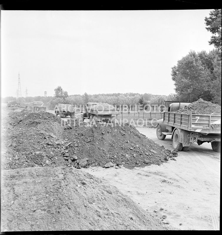 Cantiere di costruzione dell'autostrada del Sole nei pressi di San Donato Milanese<br>383212