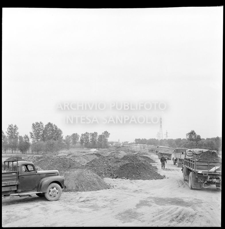 Cantiere di costruzione dell'autostrada del Sole nei pressi di San Donato Milanese<br>383213