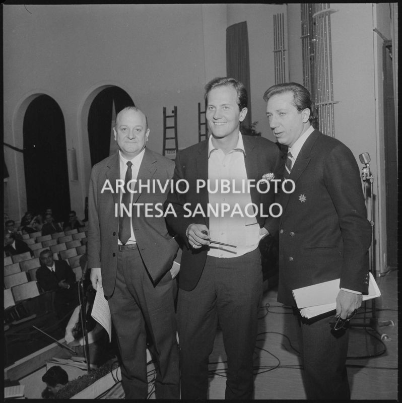 Gianni Ravera, Pat Boone e Mike Bongiorno in teatro nei giorni del XVI Festival di Sanremo