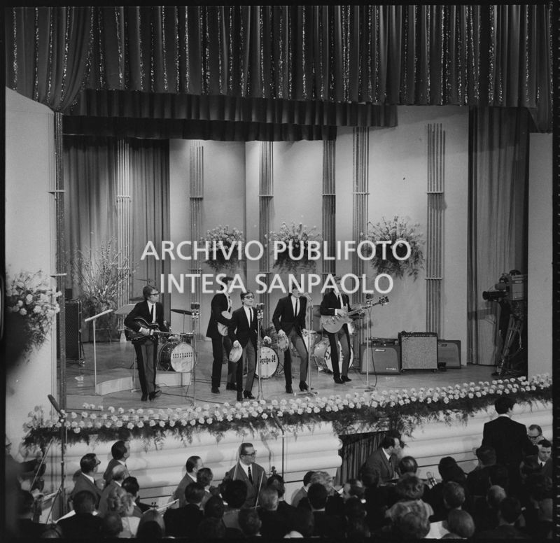 Il gruppo I Ribelli si esibisce sul palco del Salone delle feste del Casinò municipale al XVII Festival di Sanremo