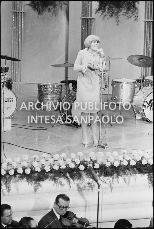 Il gruppo musicale paraguaiano Los Paraguayos si esibisce sul palco del Salone delle feste del Casinò municipale al XVII Festival di Sanremo