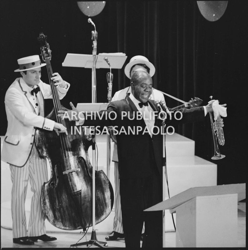 Louis Armstrong si esibisce sul palco del XVIII Festival di Sanremo