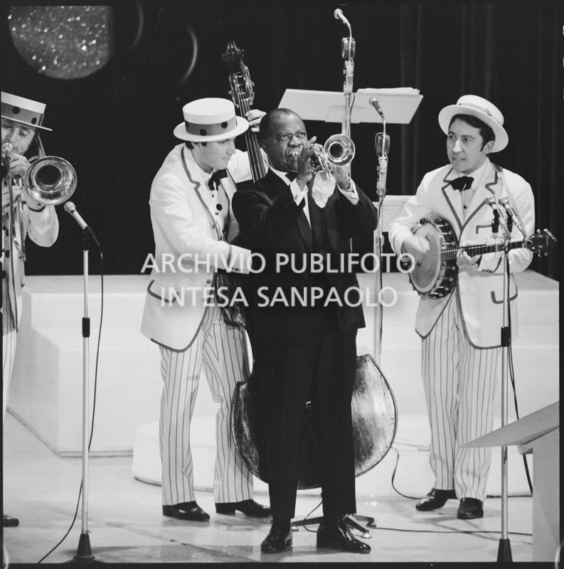 Louis Armstrong sul palco al XVIII Festival di Sanremo a cui partecipa con la canzone "Mi va di cantare"