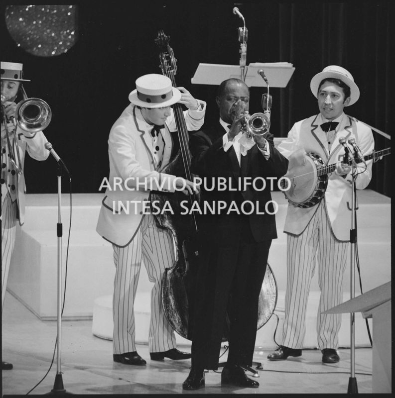 Louis Armstrong si esibisce sul palco del XVIII Festival di Sanremo