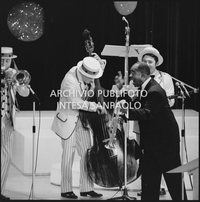 Louis Armstrong si esibisce sul palco del XVIII Festival di Sanremo