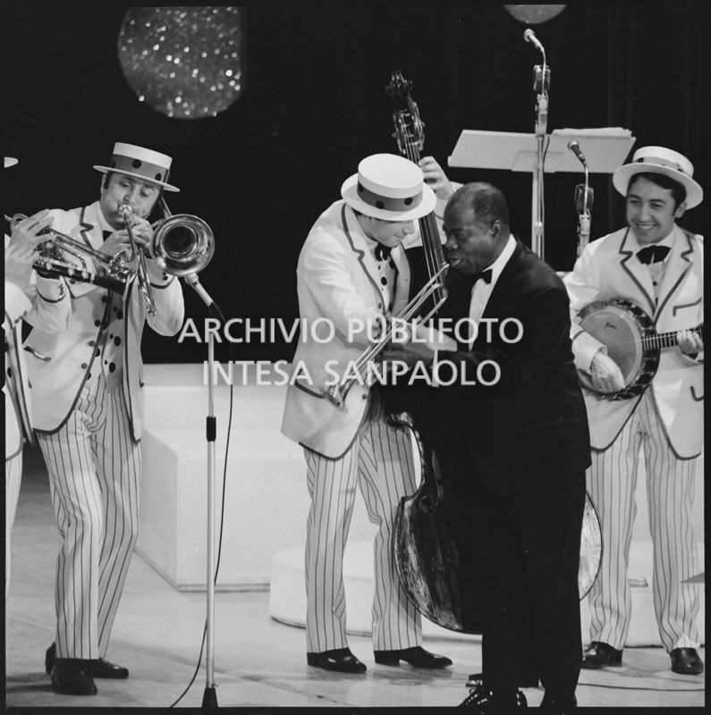 Louis Armstrong si esibisce sul palco del XVIII Festival di Sanremo