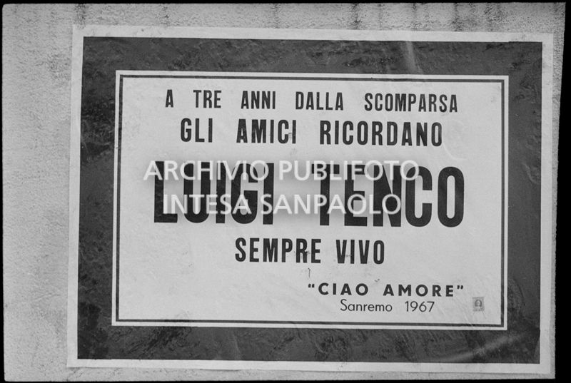 Manifesto in ricordo di Luigi Tenco a tre anni dalla sua scomparsa esposto a Sanremo nei giorni del XX Festival della canzone italiana