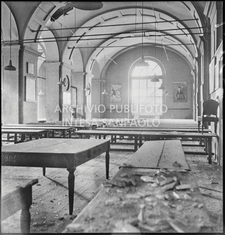 Un'aula dell'Accademia di Belle arti di Brera, a Milano, danneggiata dai bombardamenti