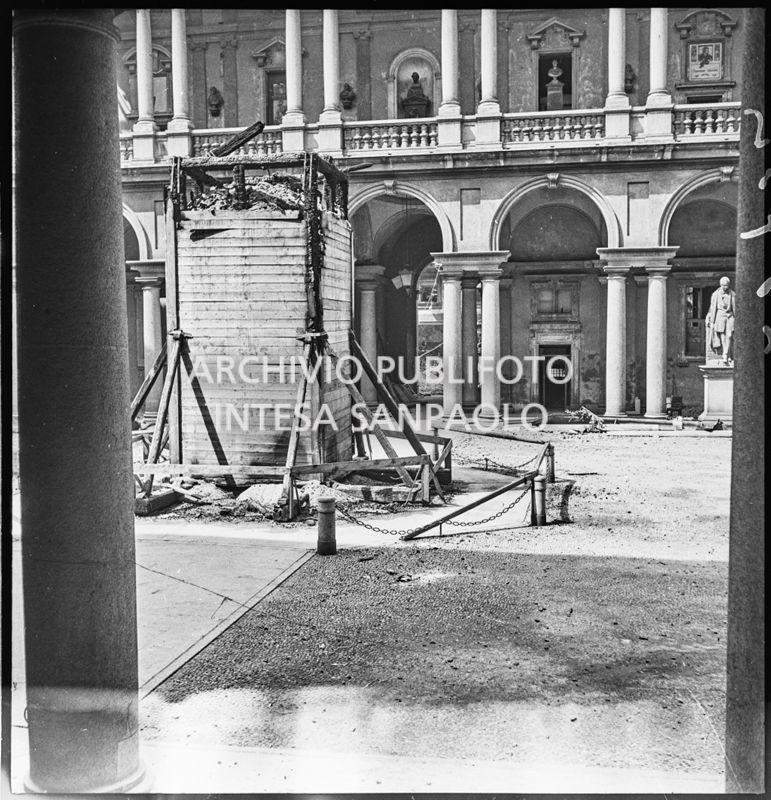 Scorcio del cortile d'onore del Palazzo di Brera a Milano: al centro la statua di Napoleone Bonaparte scampata ai bombardamenti grazie all'ingabbiatura di legno e ai sacchi di sabbia messi a protezione preventiva