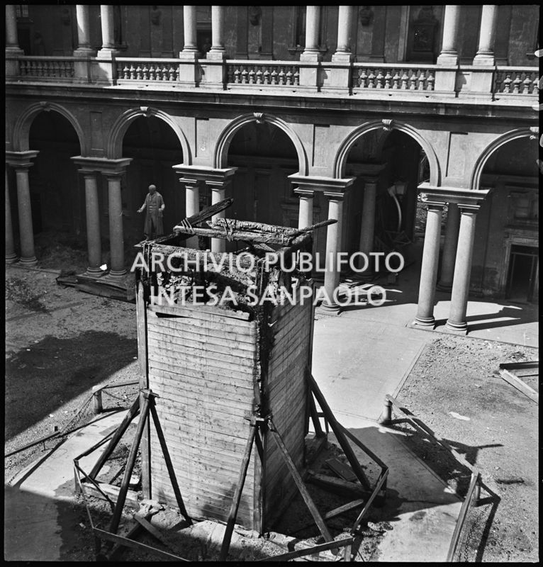 Scorcio dall'alto del cortile d'onore del Palazzo di Brera a Milano: al centro la statua di Napoleone Bonaparte scampata ai bombardamenti grazie all'ingabbiatura di legno e ai sacchi di sabbia messi a protezione preventiva