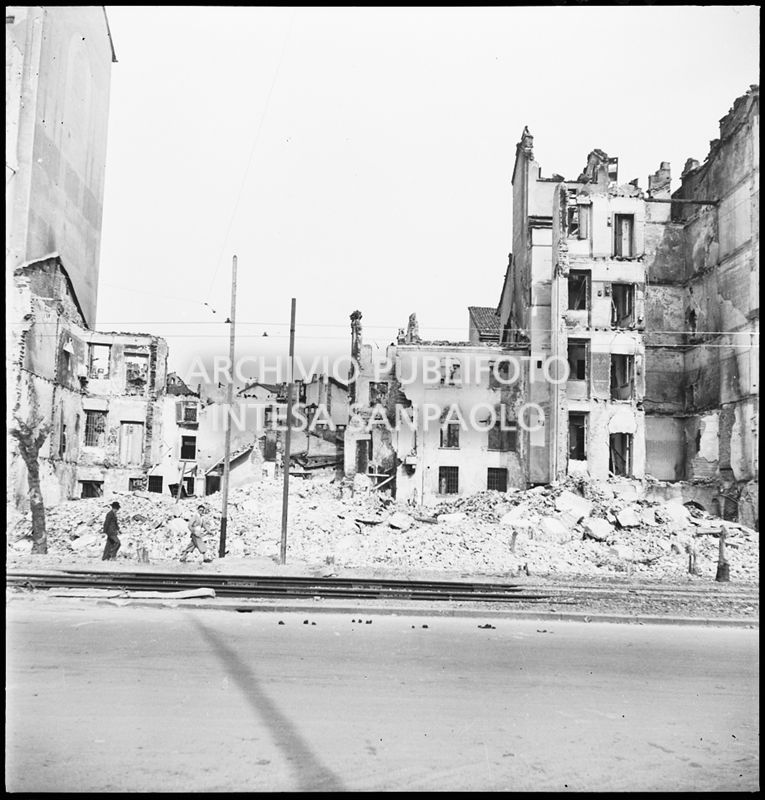 Edifici distrutti dai bombardamenti in via Legnano a Milano