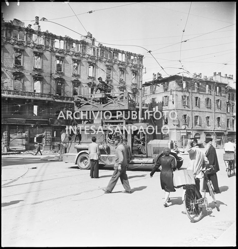Riparazione delle linee aeree dei tram, danneggiate dai bombardamenti, con l'ausilio di un trabattello in via Cesare Correnti a Milano