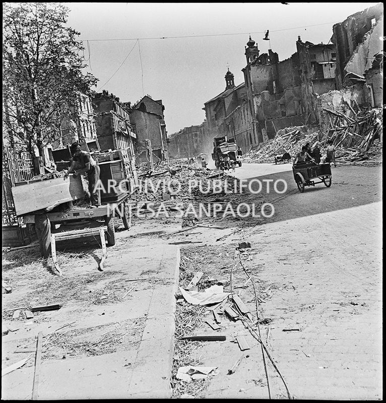 Scorcio di via Edmondo De Amicis a Milano con gli edifici distrutti dai bombardamenti.