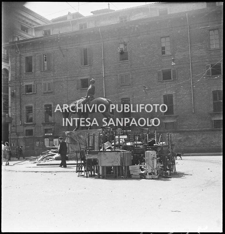 Il monumento a Giuseppe Missori, nell'omonima piazza di Milano, all'indomani dei bombardamenti della città: in primo piano masserizie recuperate dagli edifici bombardati, presumibilmente dal "Regio Liceo Ginnasio Cesare Beccaria", la cui sede è sullo sfondo
