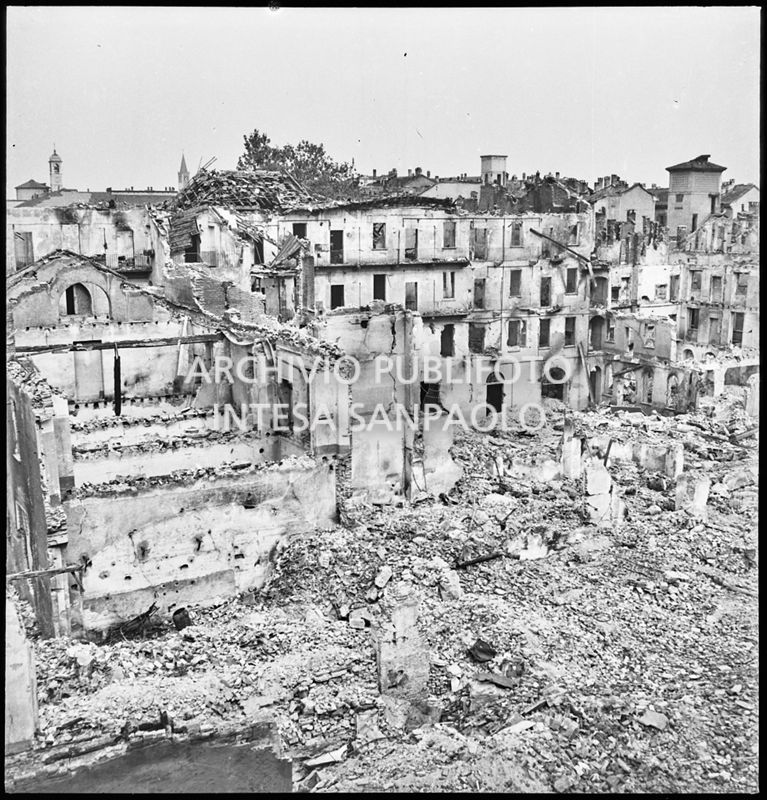 Ripresa dall'alto degli edifici a ridosso di via Pavia, a Milano, distrutti dai bombardamenti
