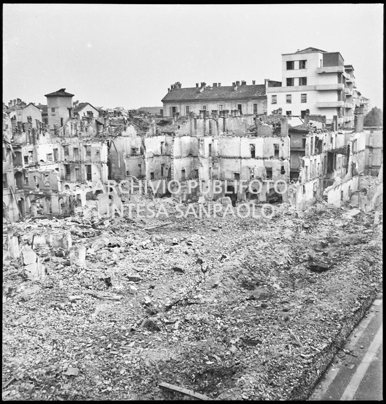 Ripresa dall'alto degli edifici a ridosso di via Pavia, a Milano, distrutti dai bombardamenti