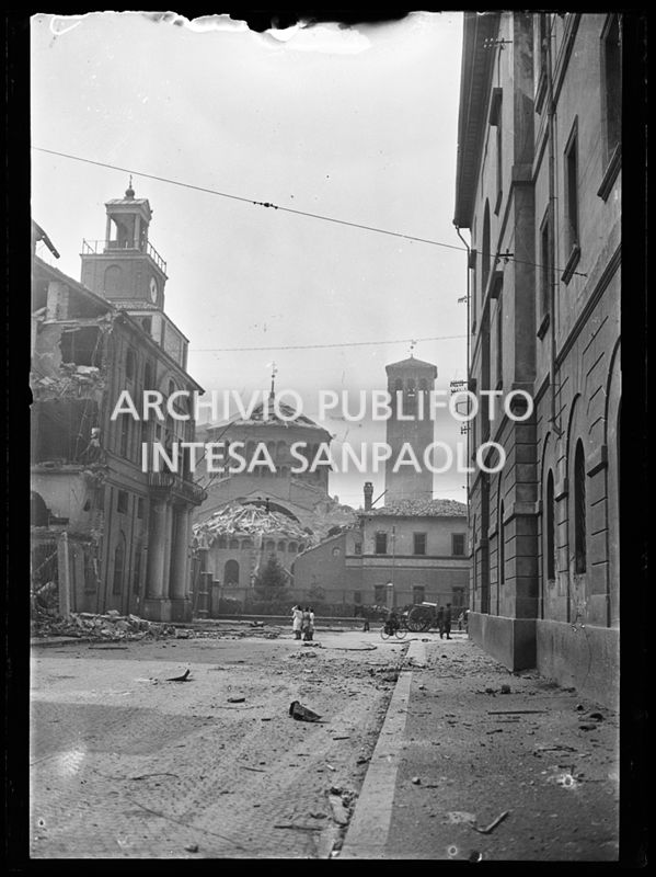 Via Santa Valeria; sullo sfondo la basilica di Sant'Ambrogio a Milano gravemente danneggiata dai bombardamenti così come l'Università Cattolica del Sacro Cuore il cui edificio di ingresso è visibile sulla sinistra